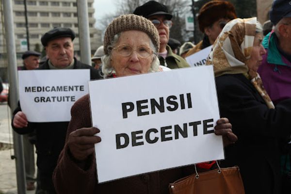 Proteste la Guvern - Pensionarii sunt disperați și cer mărirea pensiilor în contextul exploziei prețurilor pentru alimente și energie