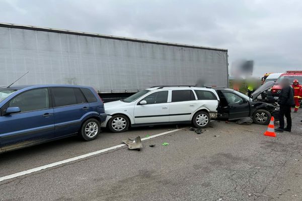 Carambol cu trei autoturisme și un autotren