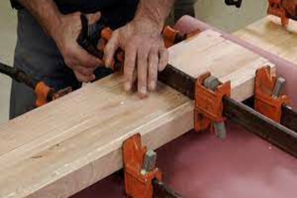 O nouă metodă de înșelăciune vizează românii - După metoda ”BURLANUL” a apărut FALSUL producător de MOBILĂ