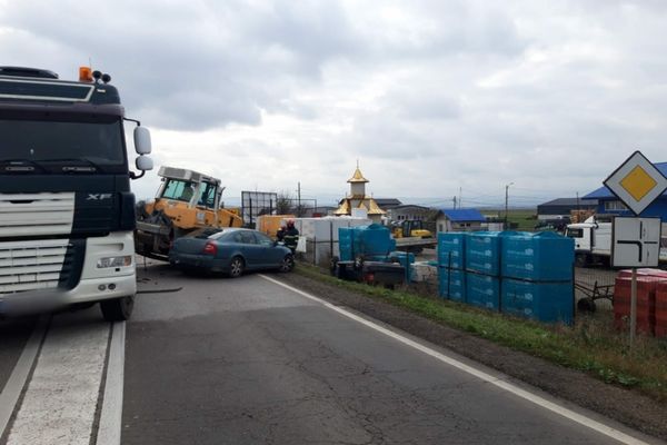 FOTO: La un pas de tragedie- un utilaj a căzut peste două mașini