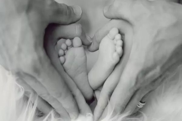 Bani de la Guvern pentru cupluri sau femeile singure cu vârsta între 20 şi 45 de ani