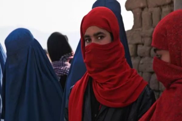 Nouă lege controversată în Afganistan. Femeile nu vor mai avea voie în parcuri