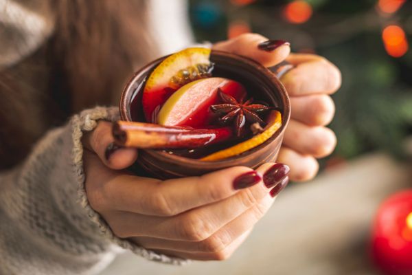 Ce beneficii poate aduce vinul fiert și cine trebuie să evite să-l bea