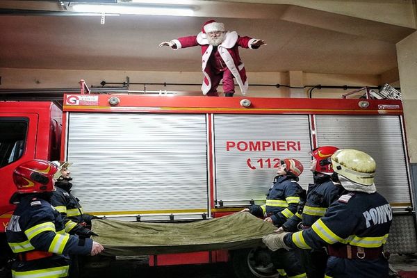 Moș Crăciun este în siguranță! A fost salvat de pompierii suceveni- VIDEO
