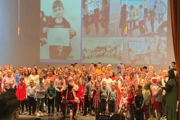 Peste 150 de copii din Ucraina au participat la un spectacol de colinde la Teatrul „Matei Vișniec” 