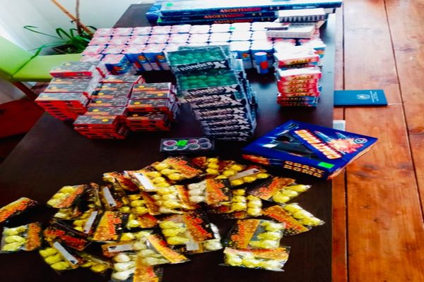 Materiale pirotehnice, comercializate ilegal,  confiscate de jandarmii suceveni