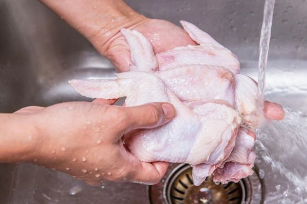 Speli sau nu carnea de pui înainte să o gătești? Iată ce recomandă specialiștii