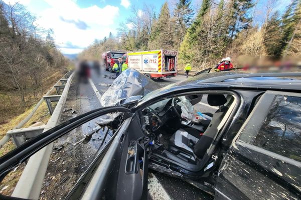 8 persoane rănite, dintre care patru copii, într-un grav accident -FOTO