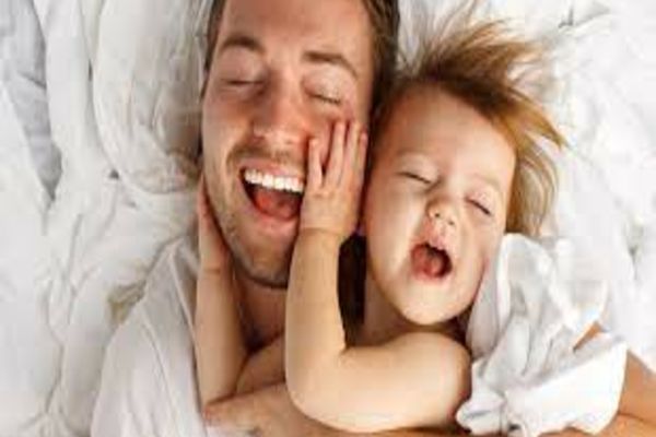 Concediul paternal. Tații vor avea dreptul la mai multe zile libere pentru îngrijirea copilului. Anunțul Guvernului