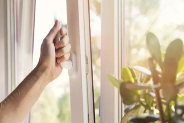 Momentul din zi în care este periculos să aerisim casa iarna. Sfaturi utile pentru a-ți aerisi corect locuința