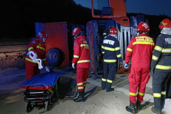 Basculantă răsturnată pe raza localității Râșca 