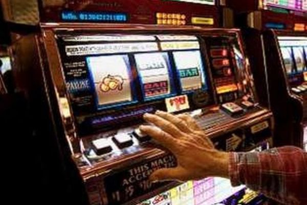 Un bărbat a așteptat polițiștii să-l aresteze dintr-o sală de jocuri