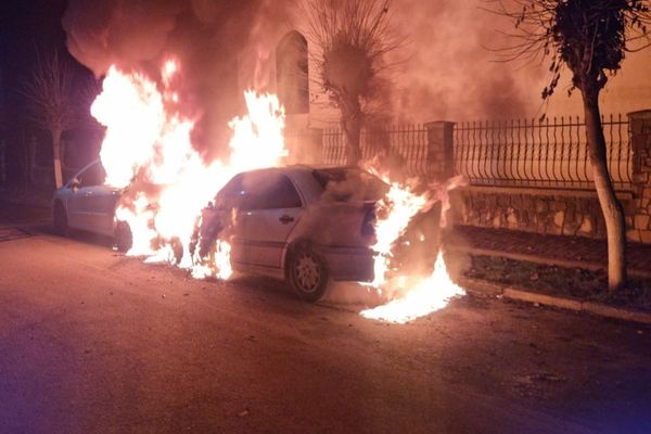 O altă mașină incendiată în județul Suceava