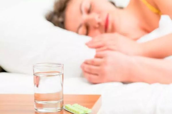 De ce nu trebuie să ții un pahar cu apă lângă pat