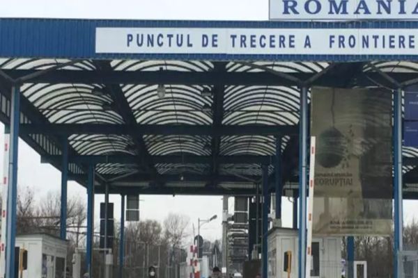 Trei spanioli suspecți, îmbrăcați în haine militare, voiau să intre în România - Când i-au verificat, vameșii au rămas șocați ce aveau în mașină