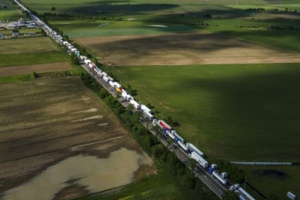 Soluțiile pentru deblocarea Vămii Siret: tirurile goale vor trece prin Vama Vicov, iar cisternele de combustibili vor avea prioritate 