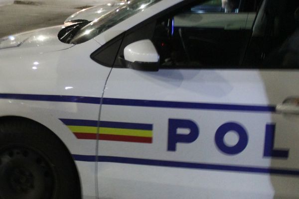 S-a urcat drogat la volan și a sfârșit urmărit de polițiști și încătușat