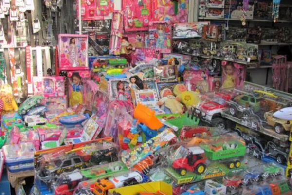 ANPC recomandă atenţie sporită la achiziţionarea dulciurilor şi jucăriilor, pe fondul intensificării comerţului cu produse pentru copii, în contextul sărbătorii Sfântului Nicolae