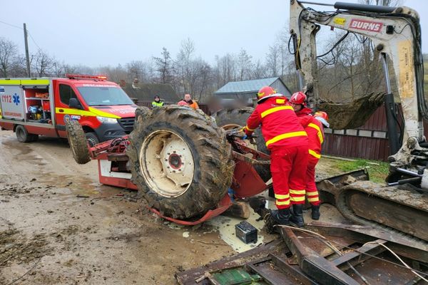 Tractor răsturnat! Un tânăr a fost surprins sub utilaj