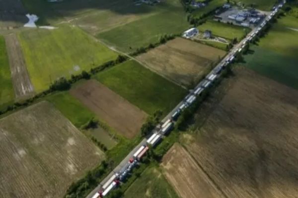 Coloană de camioane de 25 de kilometri, la Vama Siret. Timpul de așteptare pentru ieșirea din țară, estimat la 15 ore