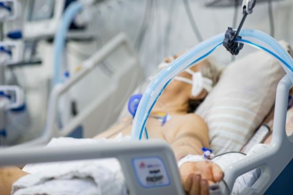 O femeie din Suceava a fost găsită în casă, în hipotermie