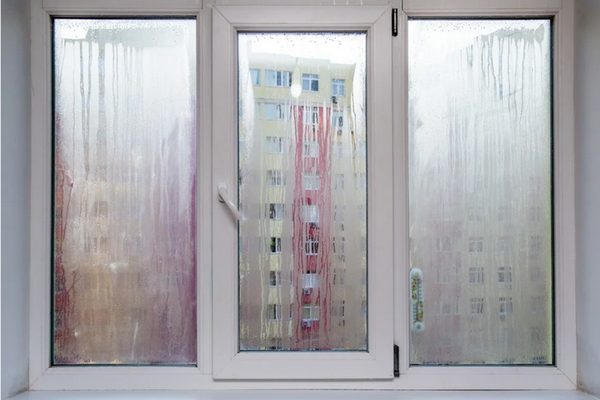 Ai condens și umiditate în casă? Iată ce trebuie să faci pentru a scăpa de acest fenomen