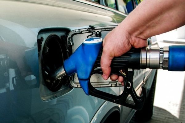 Cu cât s-au scumpit benzina și motorina după Revelion. S-a renunțat și la reducerea de 50 de bani