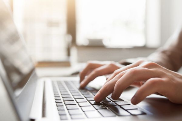 Un individ a șantajat o femeie pentru 20.000 de lei. Acesta avea poze indecente cu victima