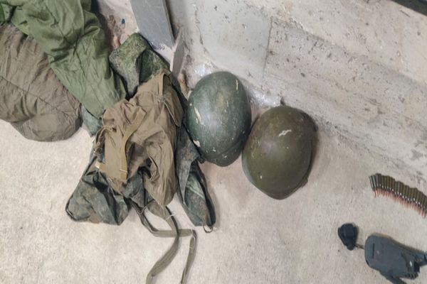  Tub gol de obuz, cartușe, o drona parțial distrusă, căști de protecție militară și diferite componente de uniformă militară ucraineană, descoperite în vamă. Unde urmau să ajungă