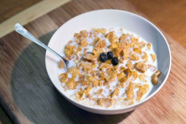 Vrei să slăbești, dar la micul dejun mănânci cereale cu lapte? Iată unde greșești