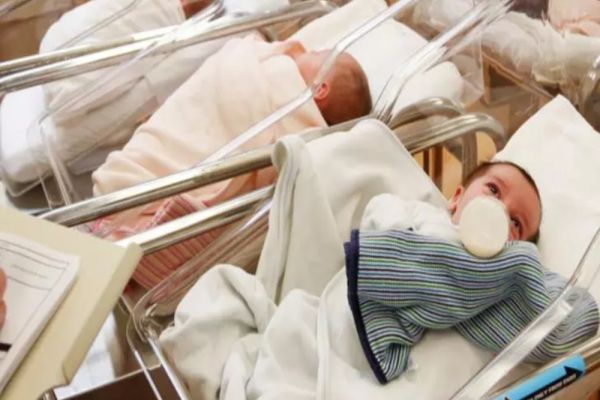 Care sunt condițiile în care femeile ce nasc anul acesta pot primi până la 2.000 de lei din partea statului