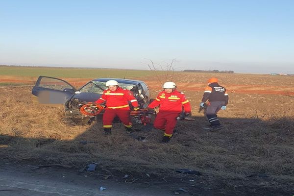 Două femei încarcerate în urma unui accident produs pe E85 