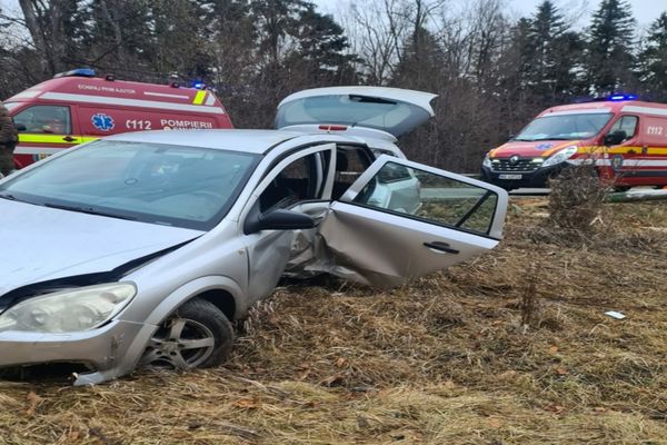 Două persoane au ajuns la spital după ce mașina în care se aflau a ieșit în decor