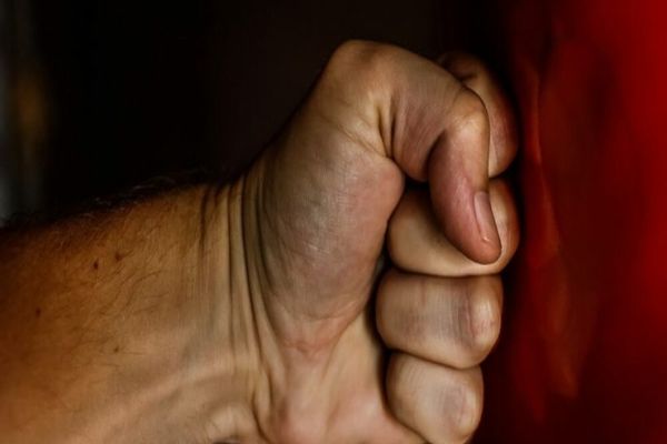 A venit beat și și-a alungat soția și fetele de acasă