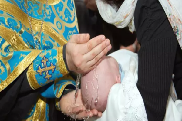 Preotul acuzat de moartea unui bebeluș pe care l-a botezat se consideră nevinovat