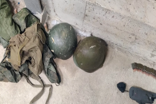 Un ucrainian a încercat să treacă granița cu cartușe, un tub de obuze și bucăți dintr-o dronă militară