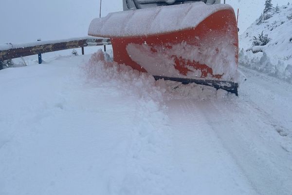 Șosele acoperite de zăpadă, drumarii au acționat toată noaptea - Cât mai ține episodul de vreme rea