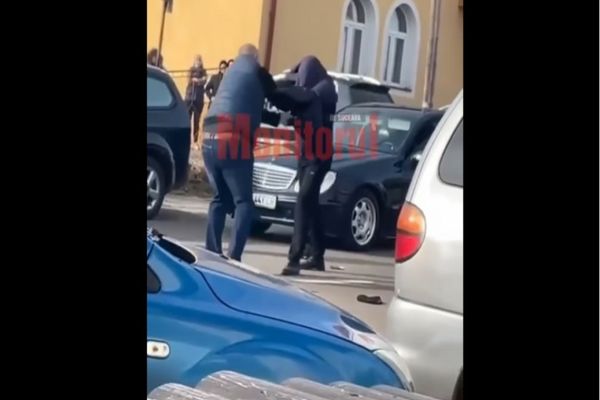 Bătaie între doi părinți în fața unei școli din județul Suceava - VIDEO