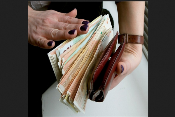 Studiu: de ce predau oamenii portofelele cu bani la poliție