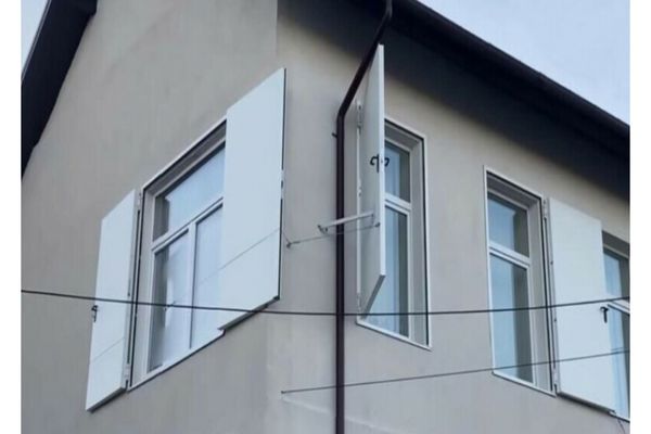 E de Noaptea Minții - așa ceva nu veți mai vedea nicăieri! Uși în loc de ferestre.