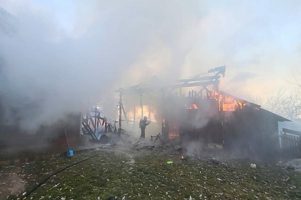 Două femei au suferit atac de panică când au văzut ca le arde gospodăria! Focul a pornit de la o instalație de iluminat ornamentală