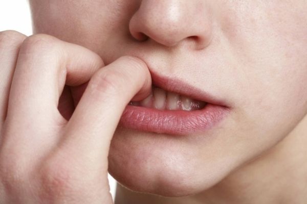 Îți rozi unghiile? Iată la ce pericol te expui când faci asta