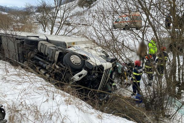 Intervenție contracronometru a pompierilor suceveni pentru salvarea unui șofer- FOTO