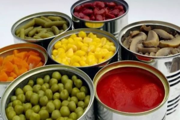 Moartea la conservă. Detaliul care face alimentele extrem de periculoase pentru sănătate