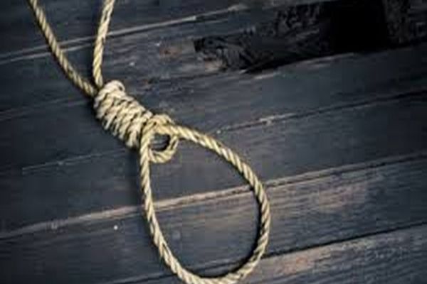 Un tânăr, salvat din ștreang la timp. S-a ales cu fractură la nas, după ce i s-a tăiat frânghia