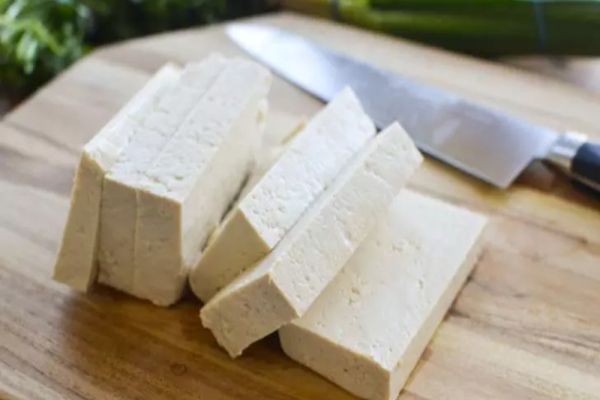 Pericolul uriaș din brânza vegetală. Medic: „O pastă de amidon, un produs plin de aditivi!” Ce riscăm să pățim