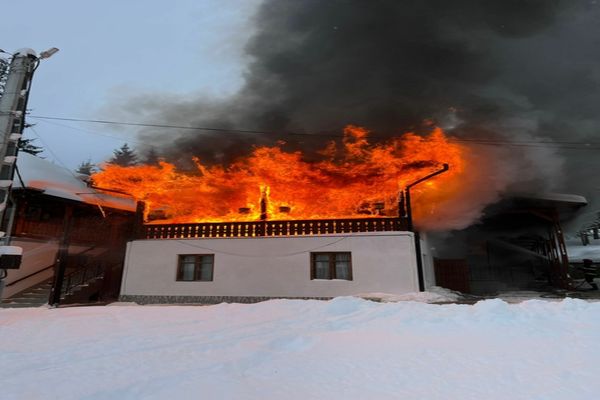 Incendiu uriaș în complexul Mănăstirii Sihăstria Putnei. Pompierii au intervenit cu 8 autospeciale
