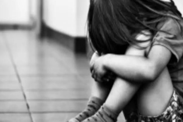 Locuința educatoarei acuzate de viol și agresiune sexuală asupra a trei fetițe, pusă sub sechestru asigurator