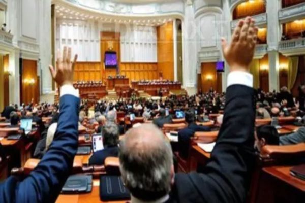 Parlamentarii și-au majorat veniturile cu 25%. Aleșii primesc 30.000 de euro anual fără să justifice cheltuielile