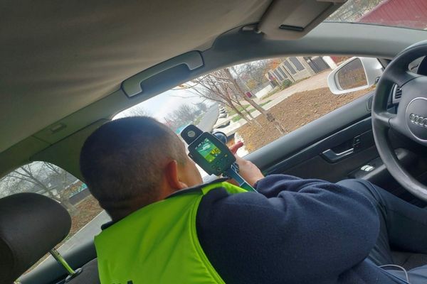 Un sucevean a rămas fără permis în județul Bacău. Bărbatul circula cu viteză peste limita legală